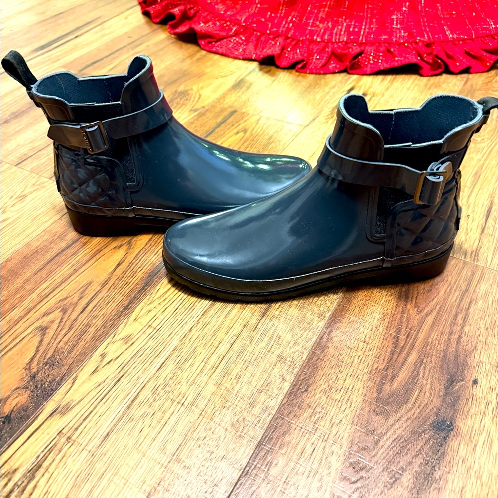 Brand new in box Hunter gloss quit Chelsea rubber boots, dark slate , size 9